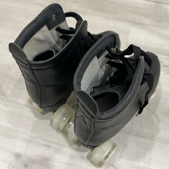 Women’s Light-Up Rollerskates - Picture 4 of 4